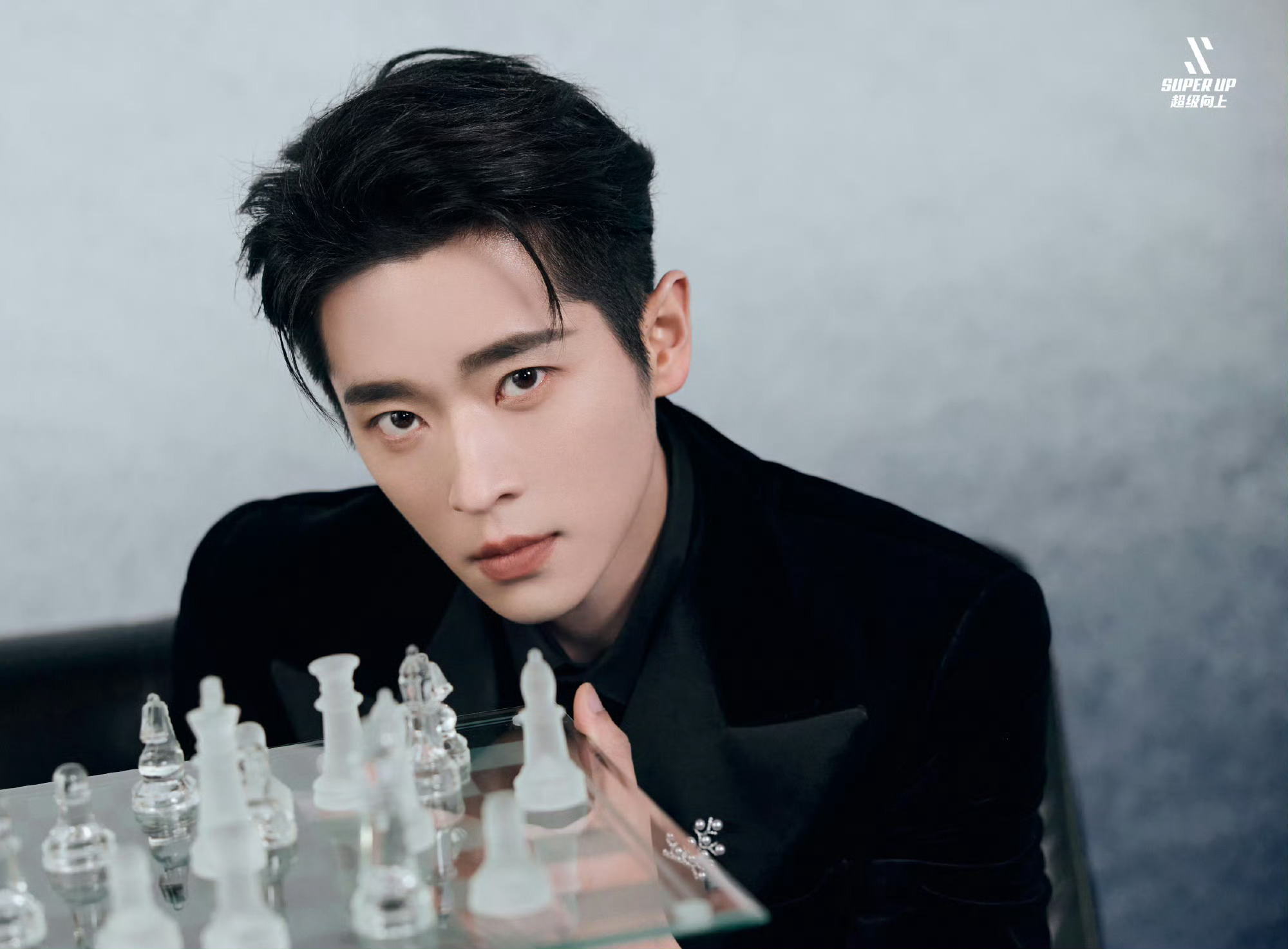 丞磊亮相星光大赏清冷贵气引瞩目