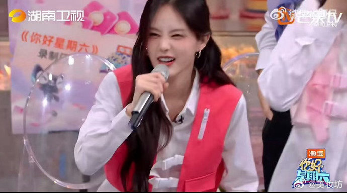 李一桐腰伤未愈仍踮脚围观，展现强烈好奇心