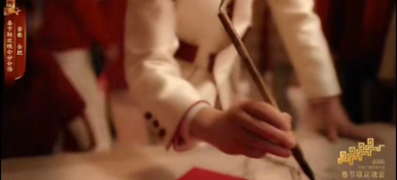 黄轩春晚手部特写引热议,与古画跨越千年相触