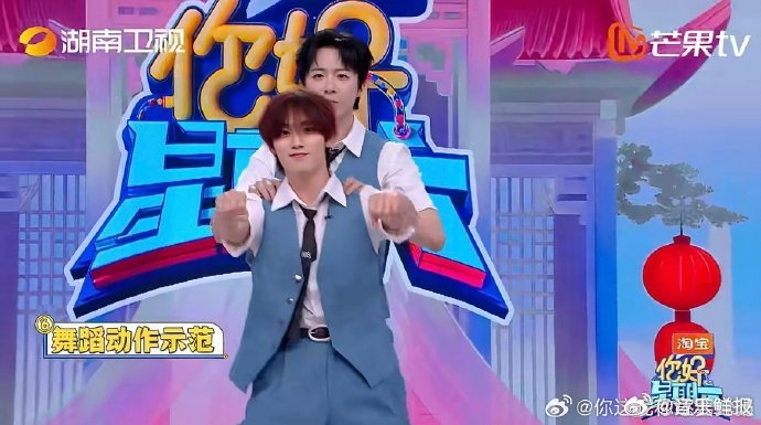 丁程鑫摩托摇动作干净有劲，少年感爆棚