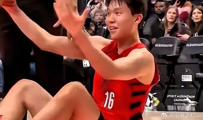 杨瀚森NBA首吃技犯，遭抱摔后强硬回应