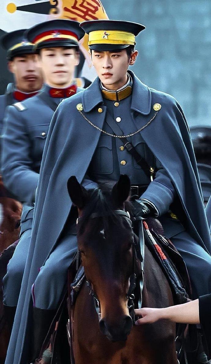 丞磊饰虞昶轩民国戏军装造型获赞