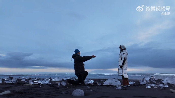 孙丞潇单膝下跪求婚金莎，两人终成眷属