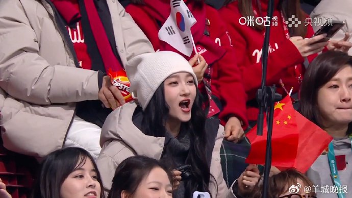 关晓彤现身米兰滑冰馆为中国队助威，短道速滑首金今日诞生