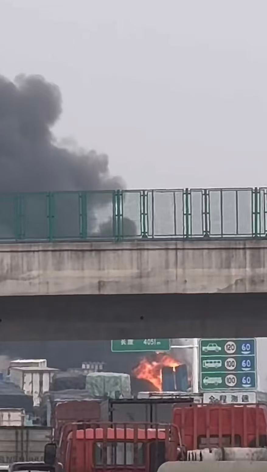 S39江宜高速常州段货车起火致拥堵，无伤亡交通已恢复