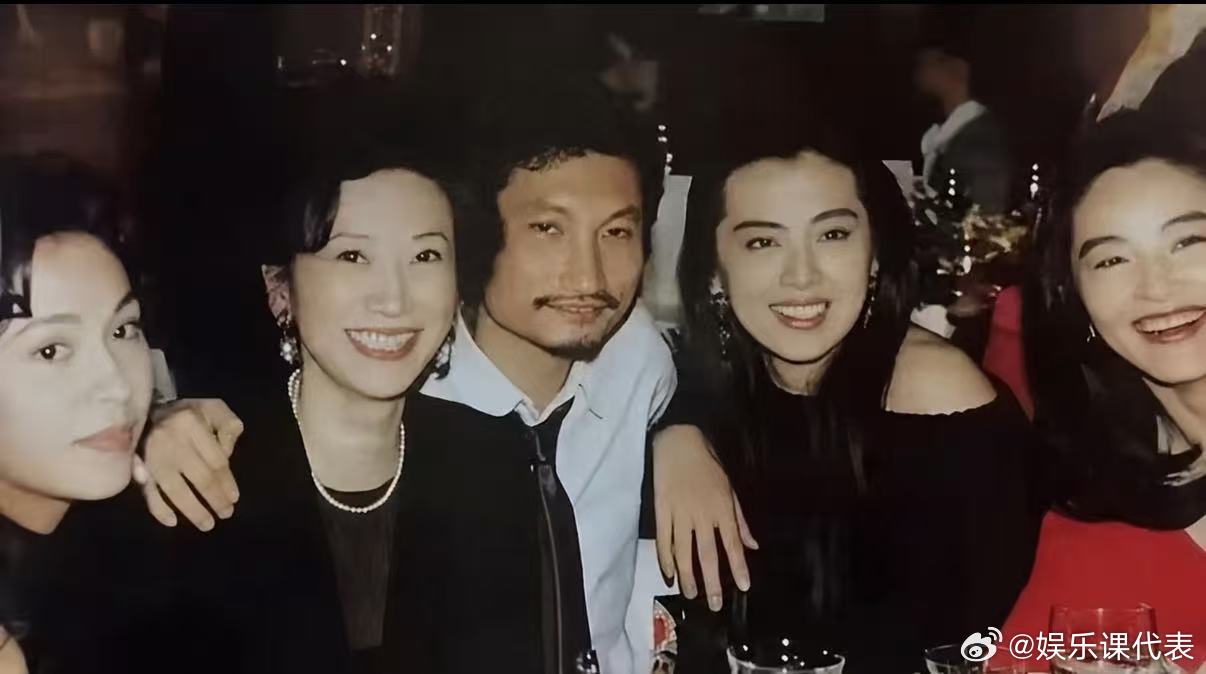 王祖贤发文悼念施南生，忆当年小毛丫头获机会