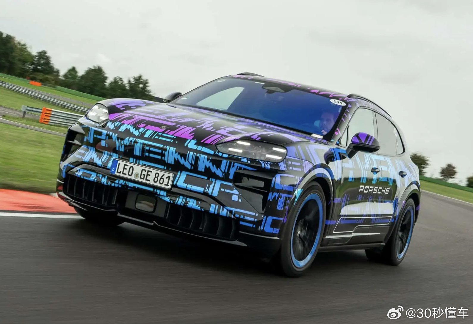 保时捷纯电卡宴内饰官图曝光，多屏座舱配800伏架构