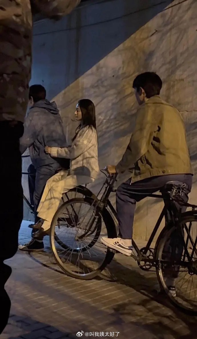 胡歌李沁新剧《人间有味》骑单车路透曝光