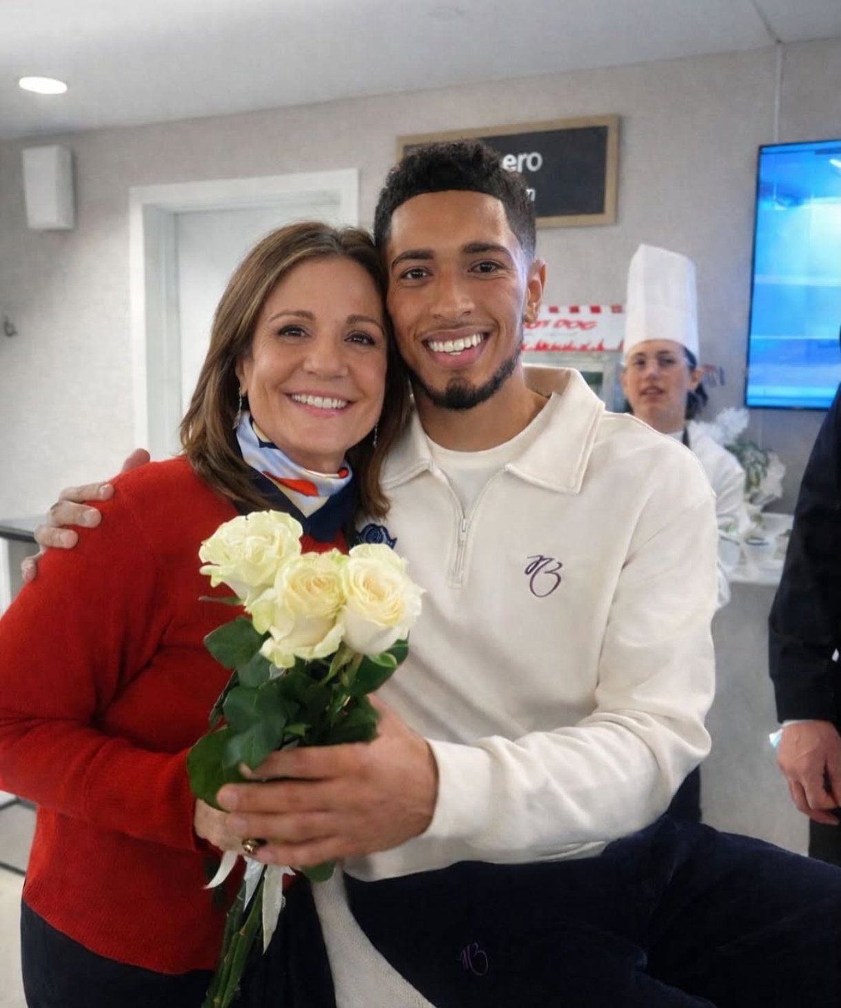 贝林厄姆与阿韦洛亚母亲合影