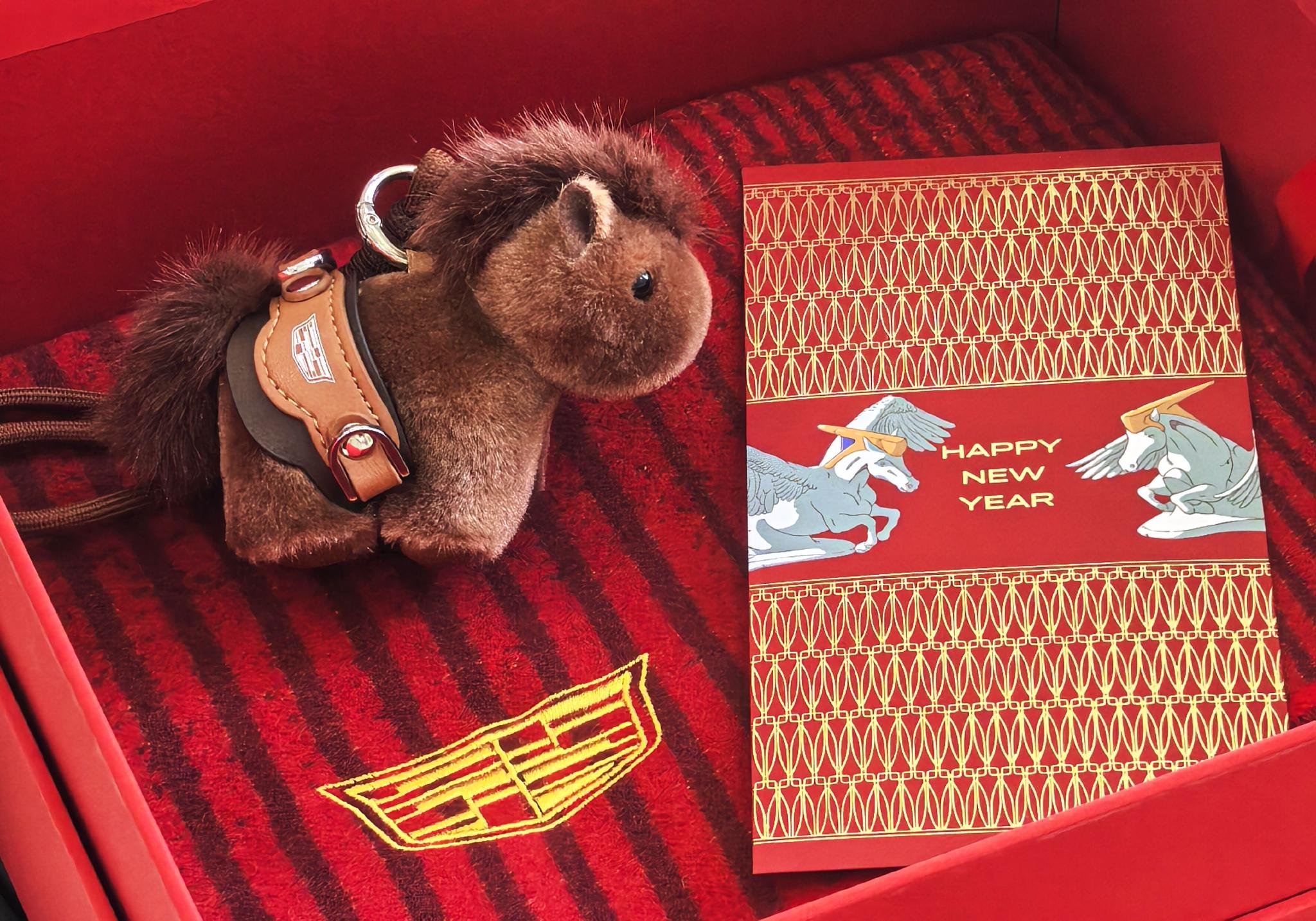 凯迪拉克2月10日微博抽奖送红围巾小马挂坠