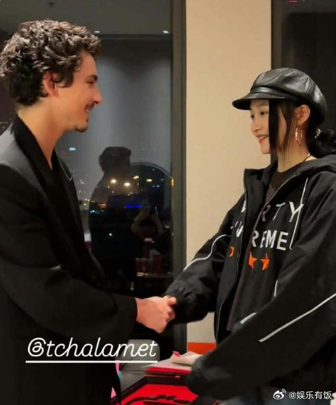 关晓彤与甜茶同框握手合影