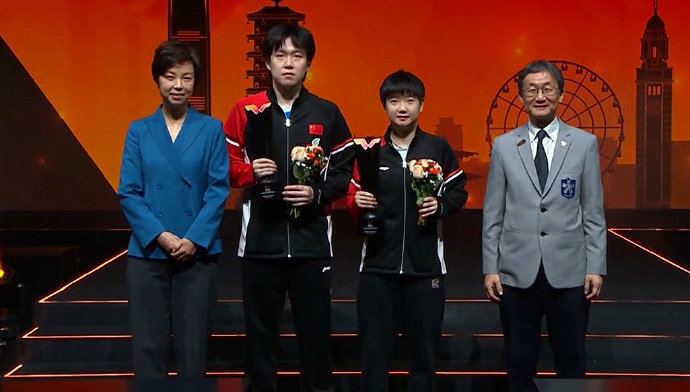 张怡宁为孙颖莎王楚钦颁发WTT香港总决赛混双奖