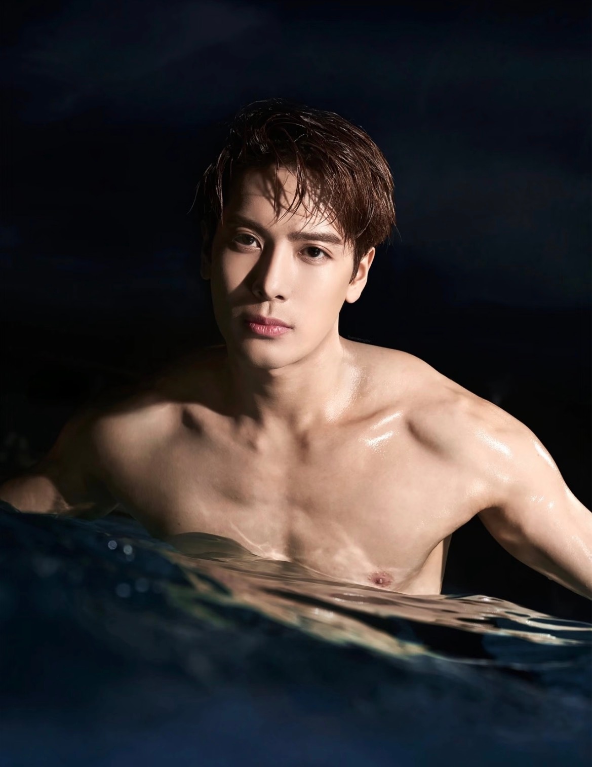 王嘉尔肖战等明星泳装造型曝光，简约设计展灵动身姿