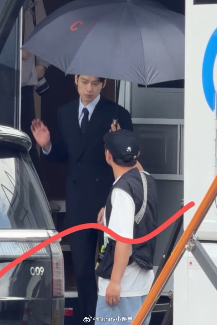 魏大勋新剧路透曝西服金丝眼镜，复刻孟宴臣造型