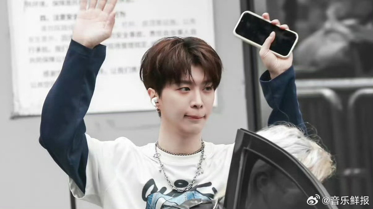 马丽范丞丞好六街互动暖心，姐姐递话弟弟护行