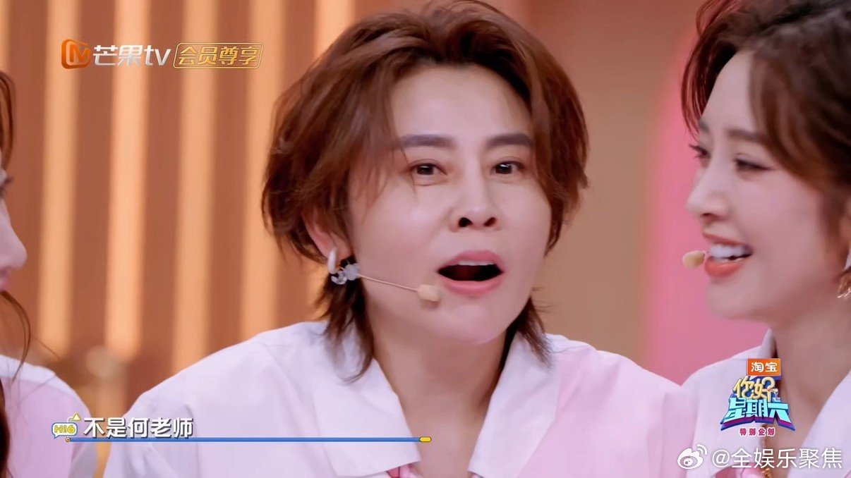 李小冉紧张拽红王濛胳膊，可爱互动引爆笑