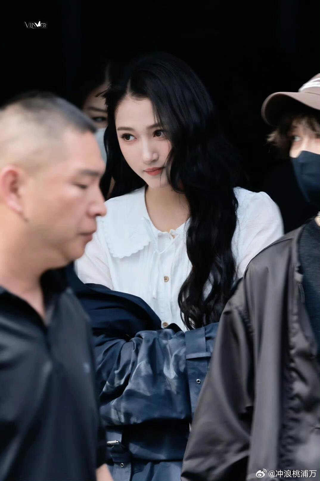 关晓彤李昀锐亮相hi6录制现场清爽养眼