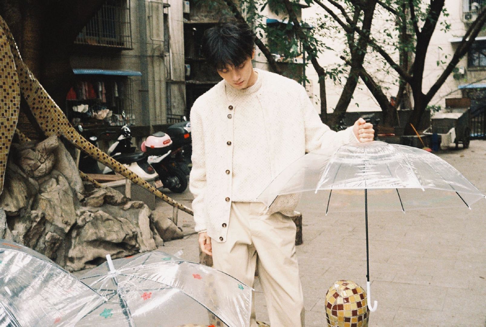 周翊然米白毛衣现身长颈鹿滑梯随拍