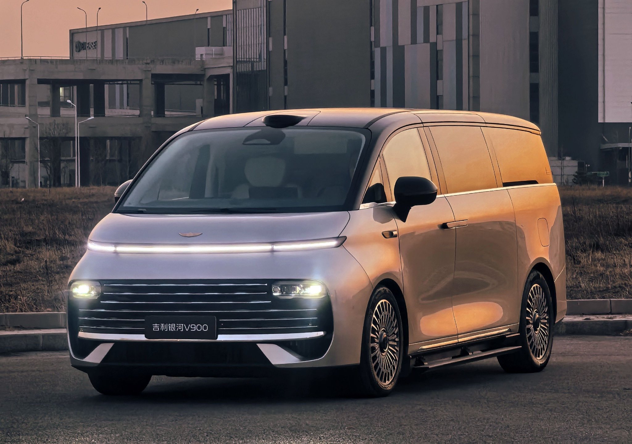 吉利银河V900首搭超级AI增程技术，空间得房率91.8%