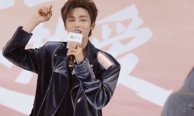 侯明昊与粉丝双向治愈,应援车藏满真心细节