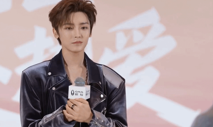 侯明昊与粉丝双向治愈,应援车藏满真心细节