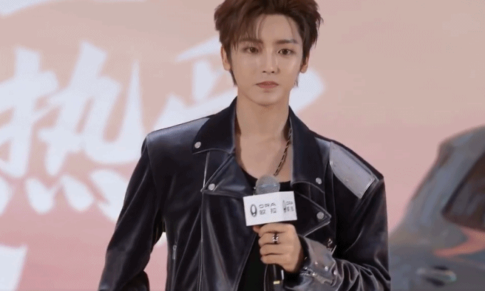 侯明昊与粉丝双向治愈,应援车藏满真心细节