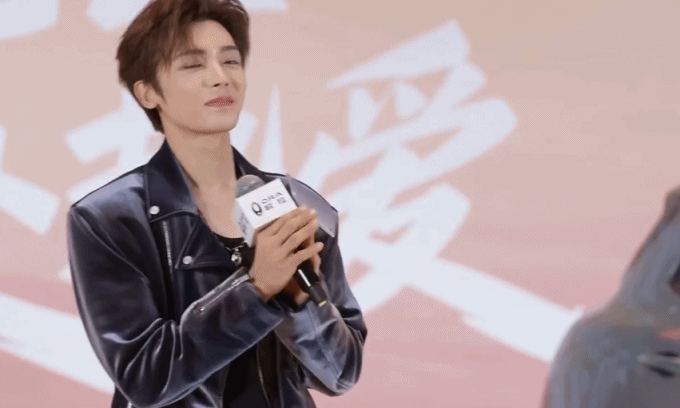 侯明昊与粉丝双向治愈,应援车藏满真心细节