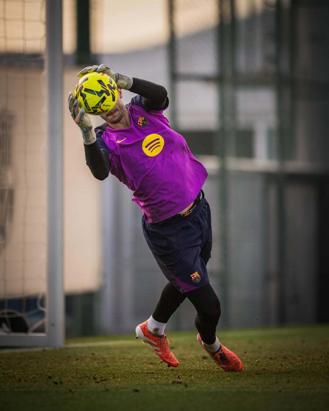 巴塞罗那队结束假期恢复训练，哈维能否率领球队在圣诞魔鬼赛程中扭转局势？