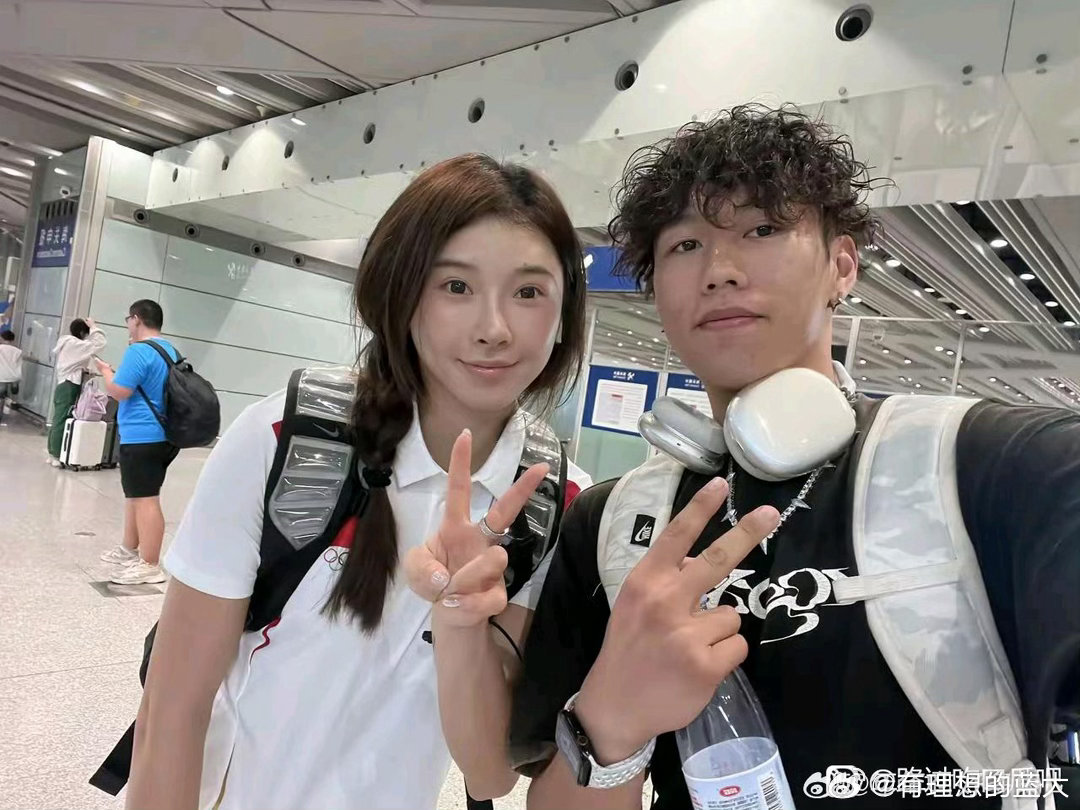 吴艳妮素颜亮相颜值气质出众