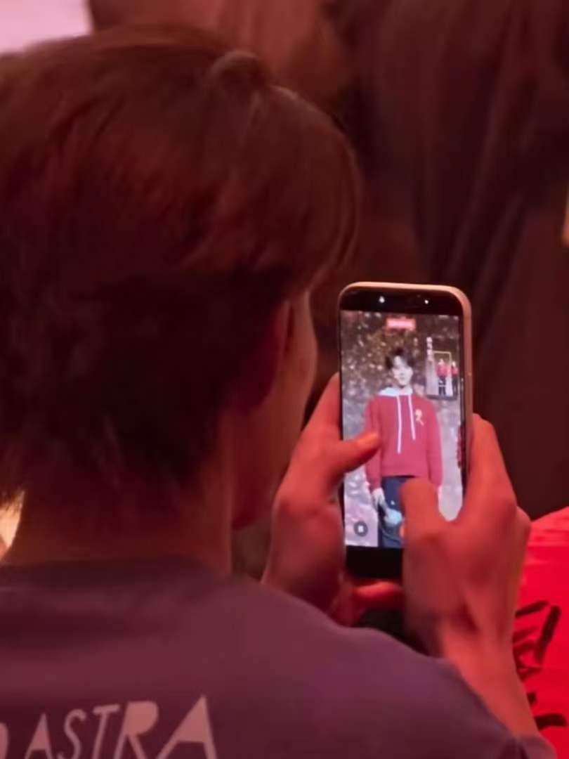 王鹤棣台下为刘耀文拍摄直拍