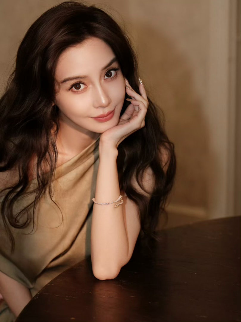 Angelababy展现东方风骨造型