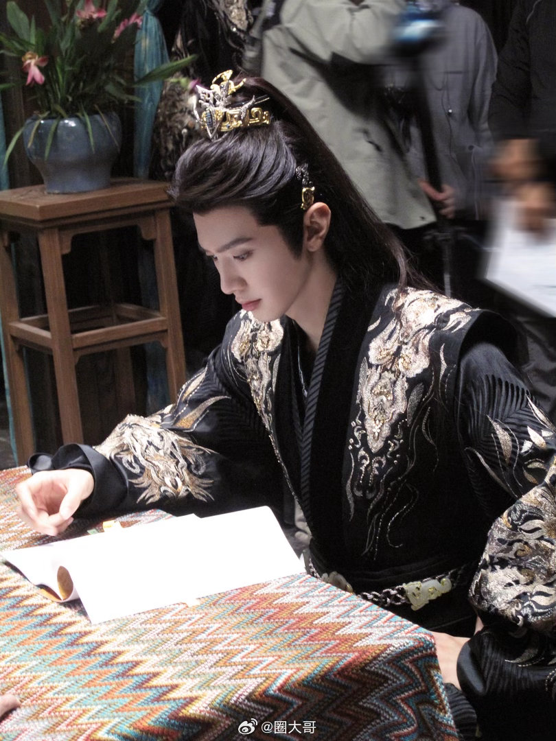 陈哲远一笑随歌热度反超逐玉