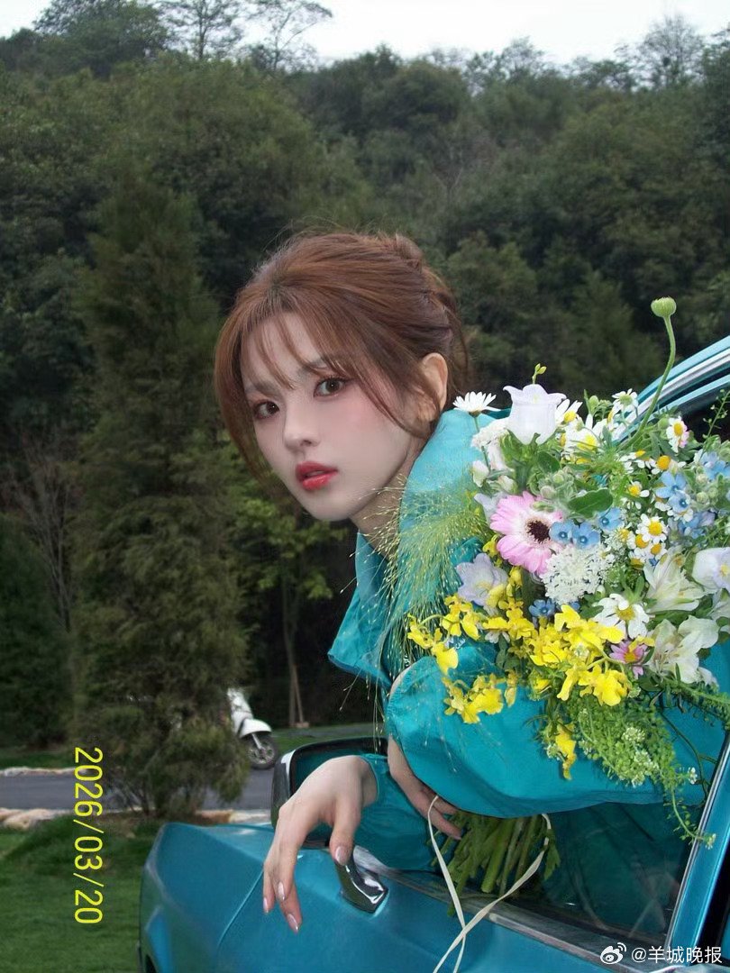 杨超越等众星晒春日大片展恣意自在