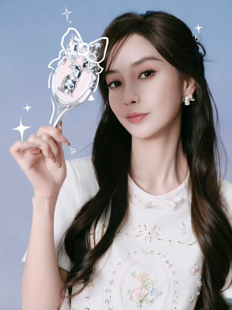 Angelababy穿粉裙配蝴蝶结亮相