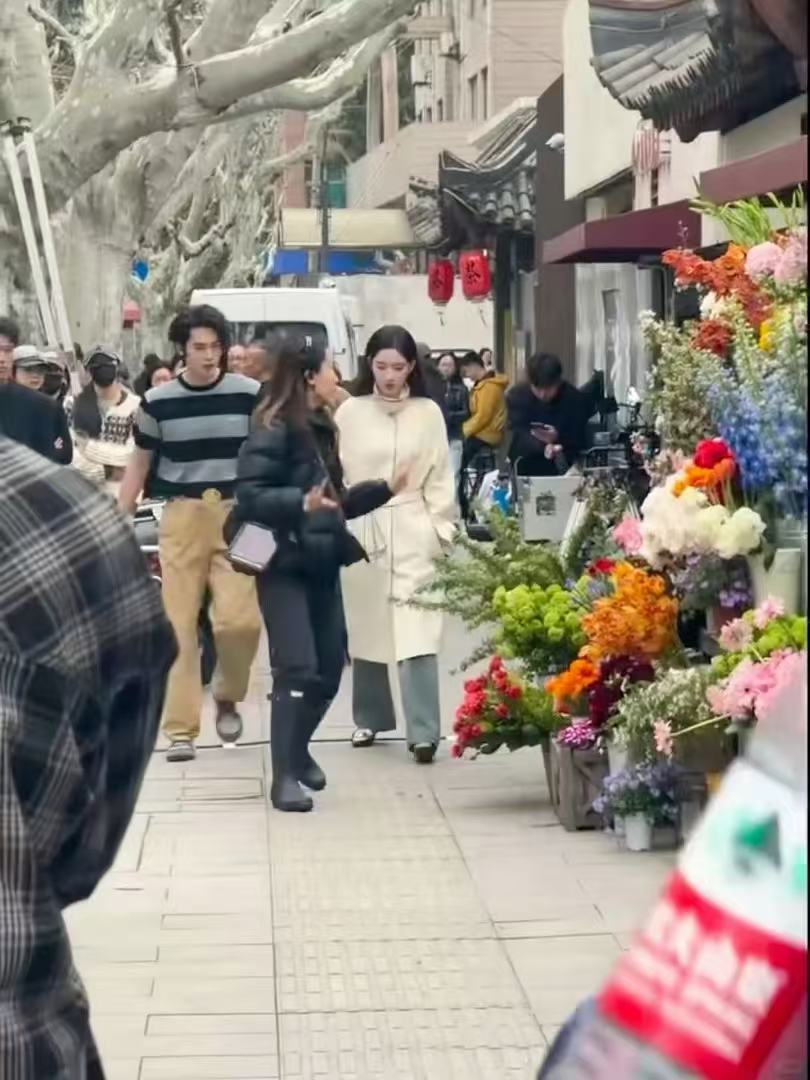 于适王玉雯上海街头同框拍摄