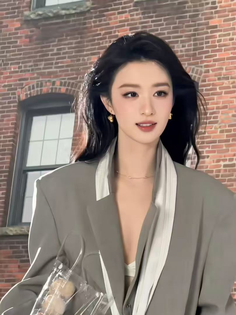 王楚然金色梦境妆容亮相Vogue