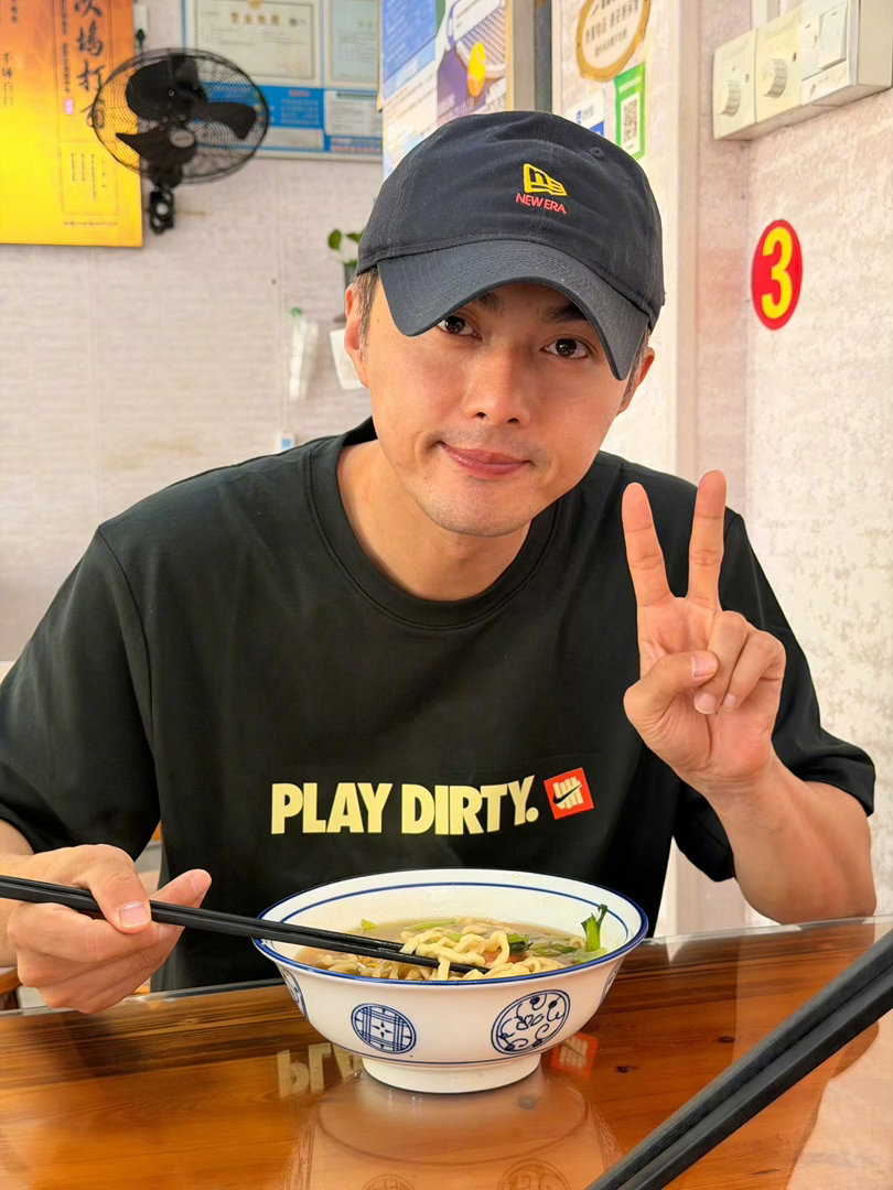 叶祖新生日直播下厨做长寿面