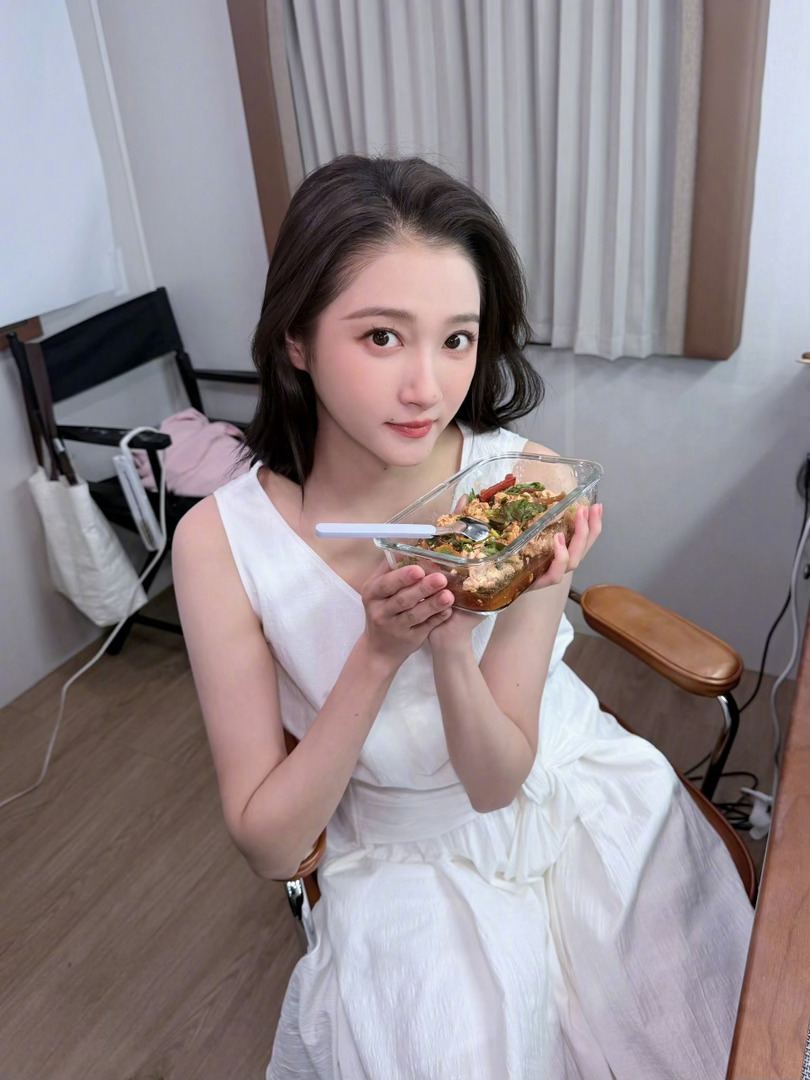 关晓彤晒妈妈做的无米版徐福烩饭，艾特沈腾get同款