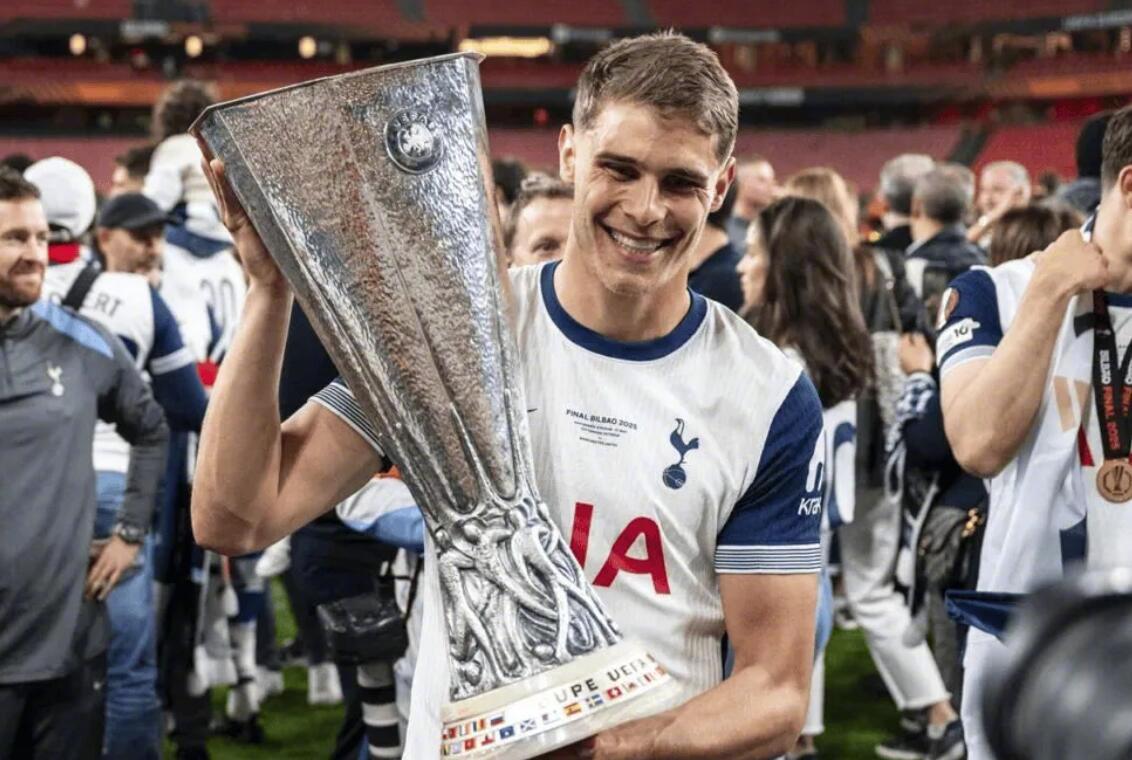 巴萨锁定范德芬替代巴斯托尼，荷兰中卫或今夏加盟