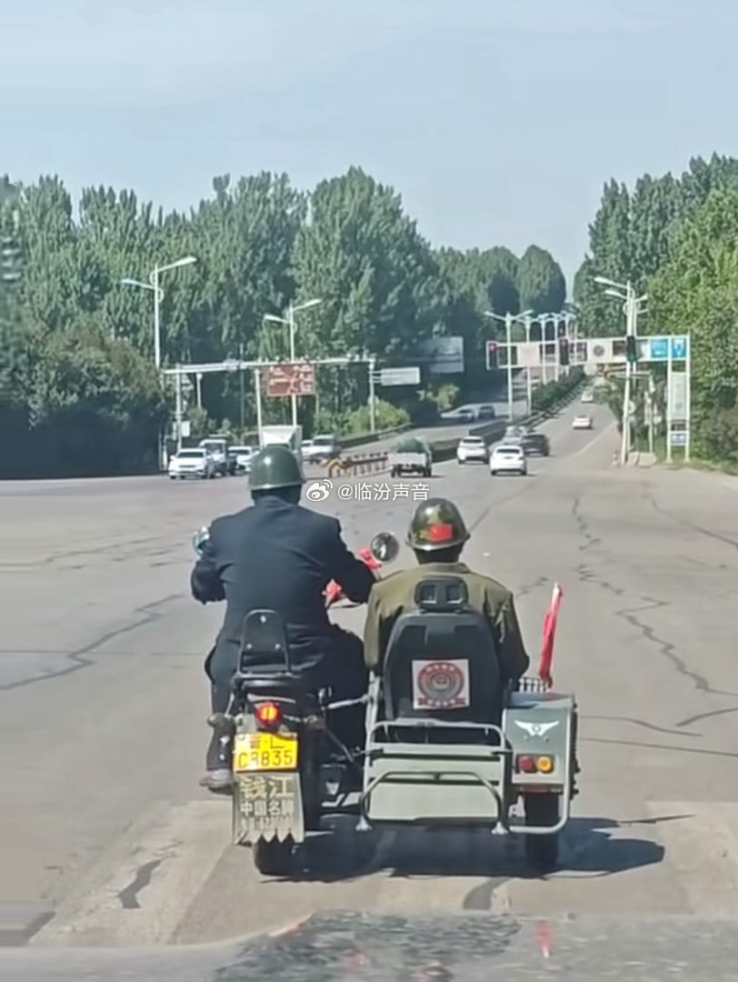两男子戴钢盔骑三轮摩托现身一级路