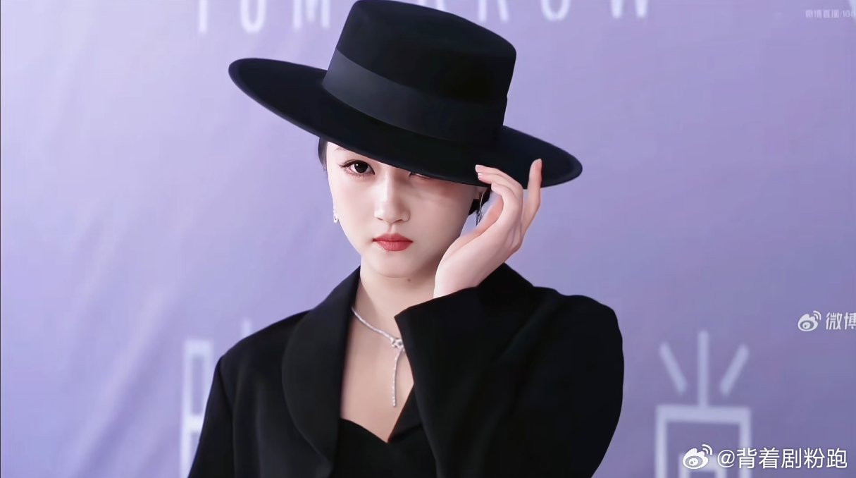 时尚之夜关晓彤等12位明星红毯造型亮相