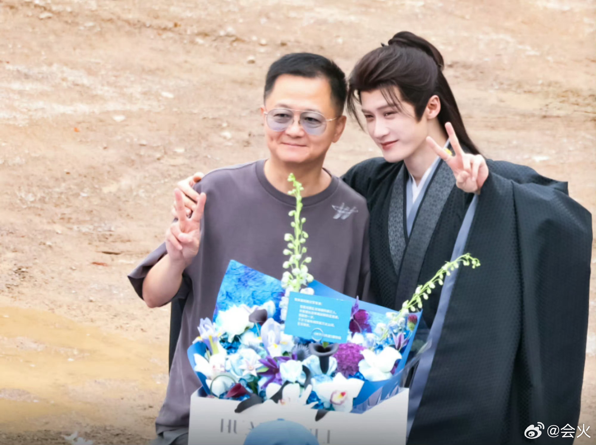 檀健次为何不同舟渡导演庆生，现场笑容灿烂