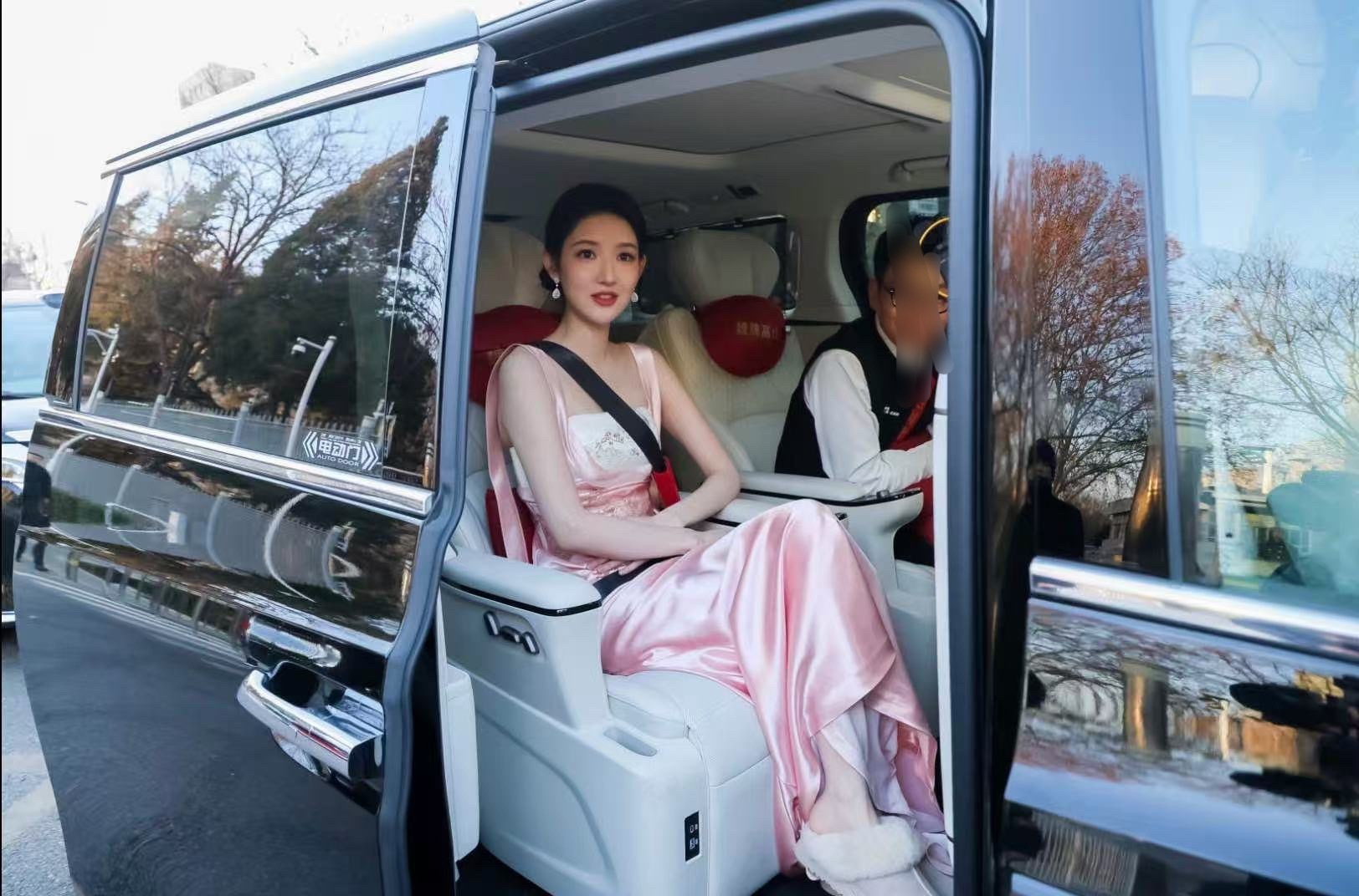 王玉雯春晚彩排穿粉色缎面长裙气质出众