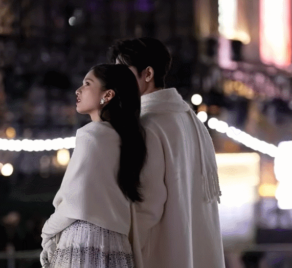 张婧仪张凌赫圣诞亮灯同框,神颜适配度拉满