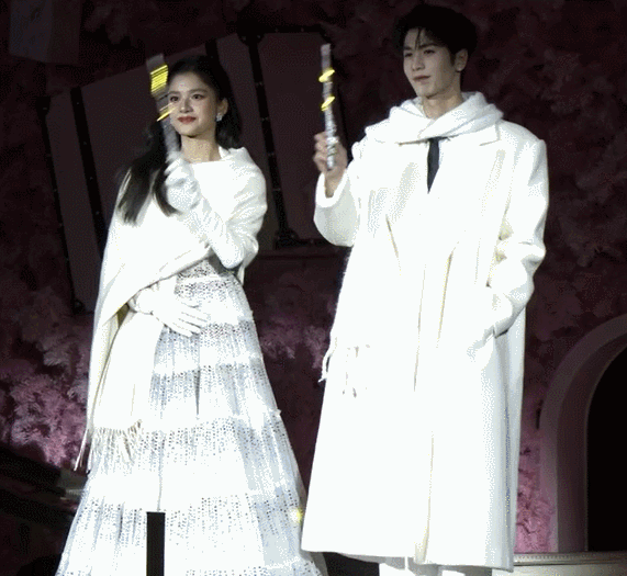 张婧仪张凌赫圣诞亮灯同框,神颜适配度拉满