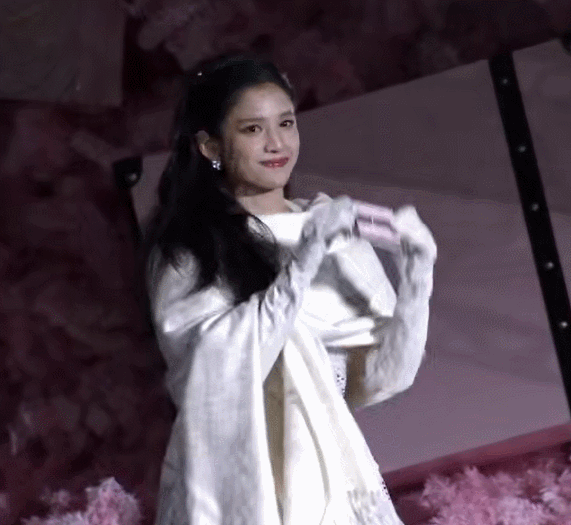 张婧仪张凌赫圣诞亮灯同框,神颜适配度拉满