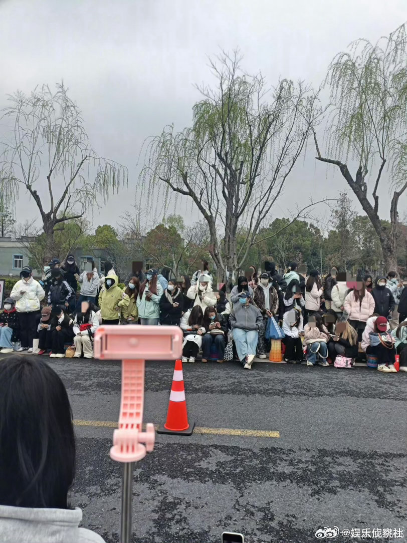 蔡徐坤现身引发粉丝围观