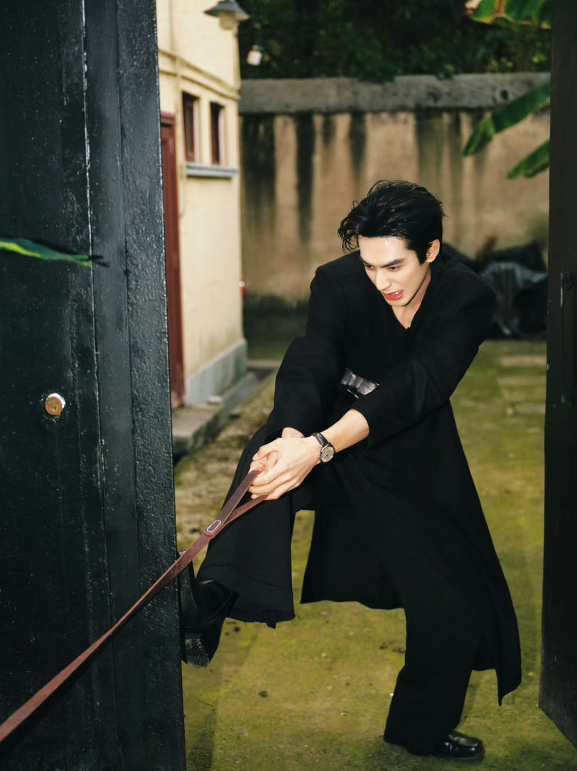 宋威龙愚人节穿帅装搞抽象连续剧