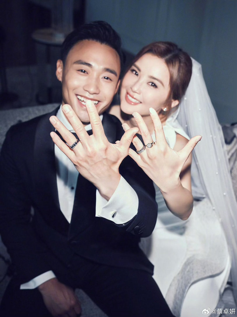 钟欣潼发文祝福蔡卓妍，Twins25年友情见证