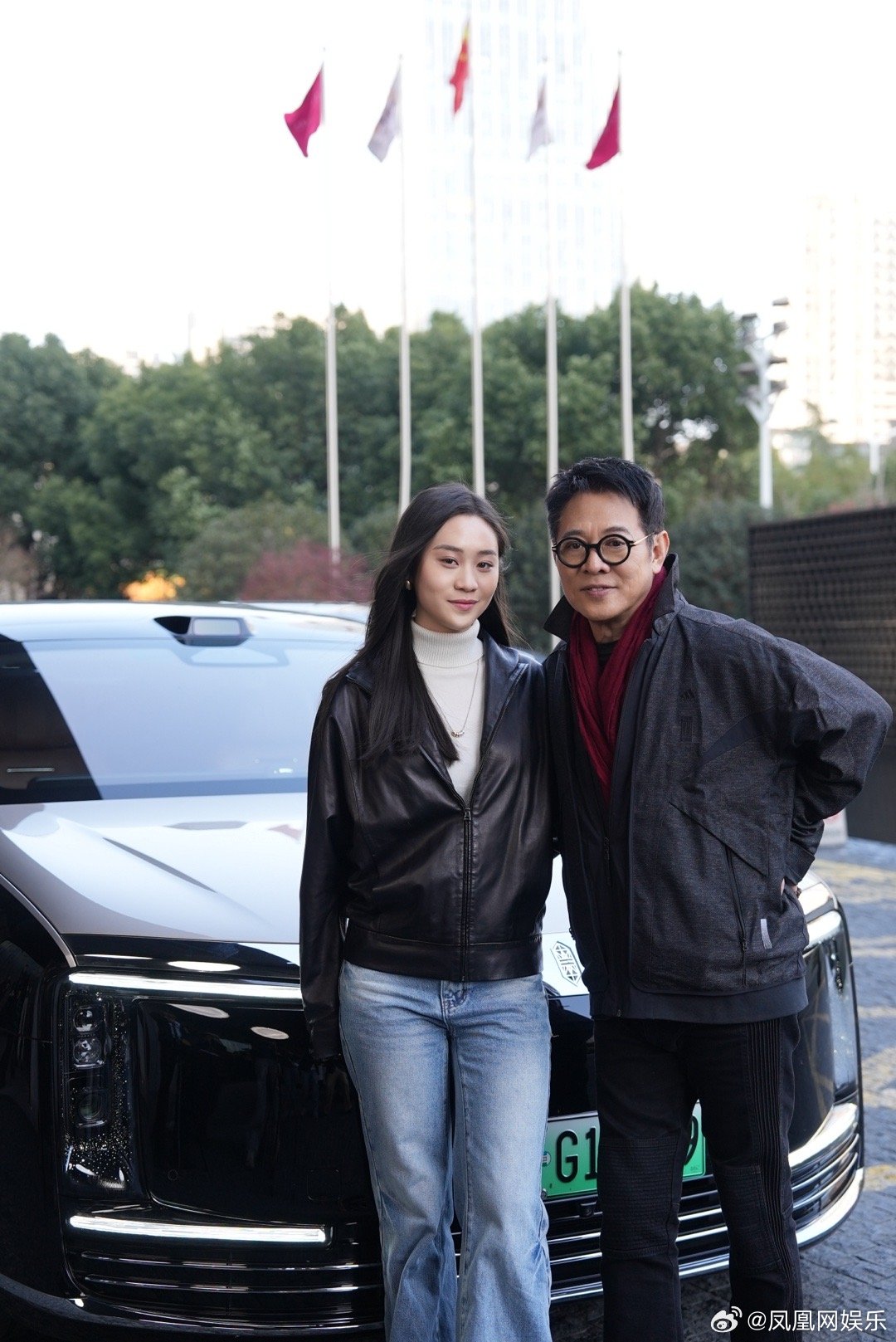 李连杰携小女儿出席活动，父女互动温馨有爱